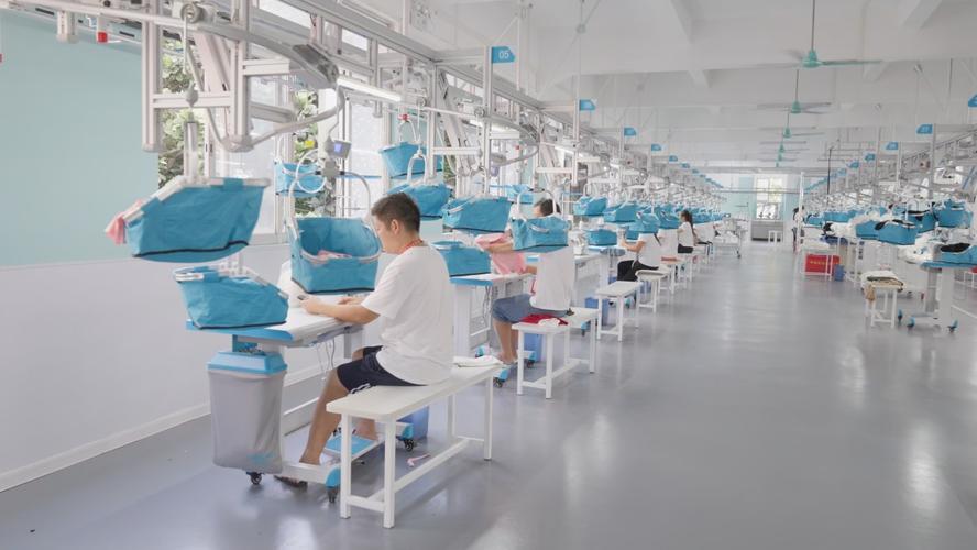 使用服装自动吊挂系统设备的shein供应商工厂